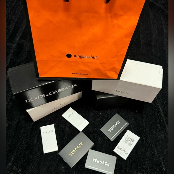 Sunglasses boxes and Bag - Picture 2 of 8